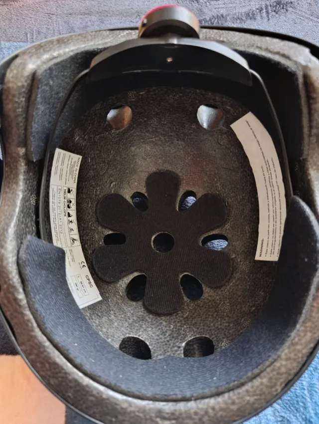 Casco negro con luz trasera