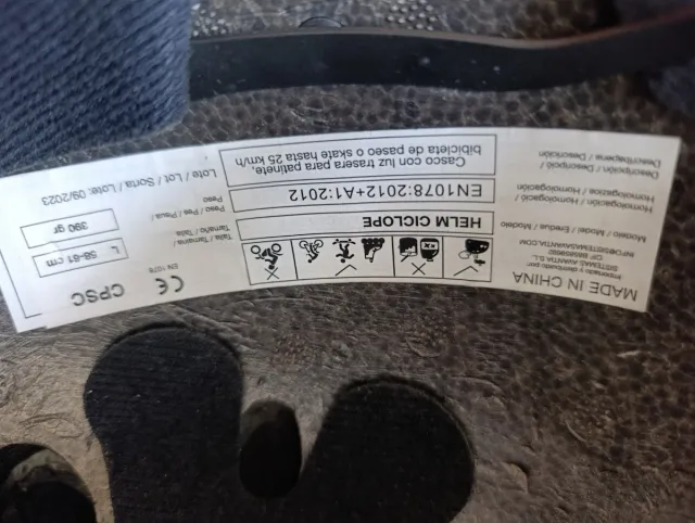 Casco negro con luz trasera