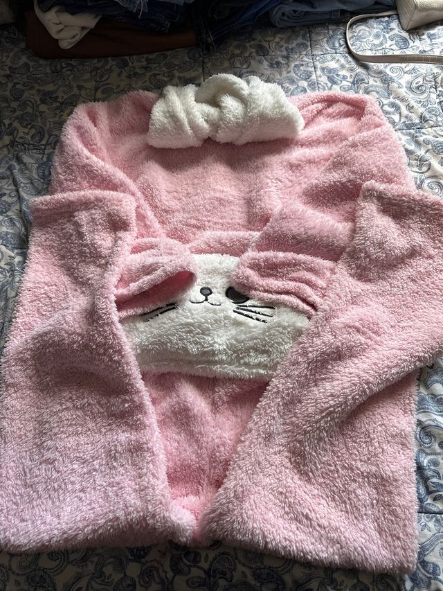 Pijama rosa y blanco con orejas