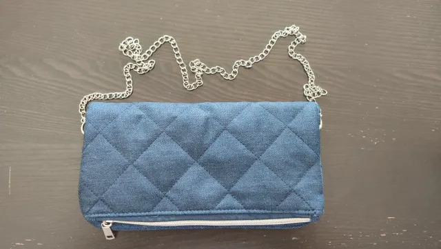 Bolso tejano acolchado con cadena