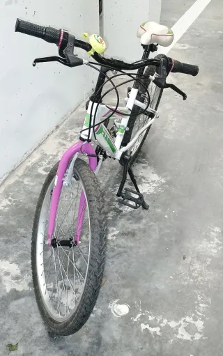 Bicicleta 24 blanca con detalles morados y verdes