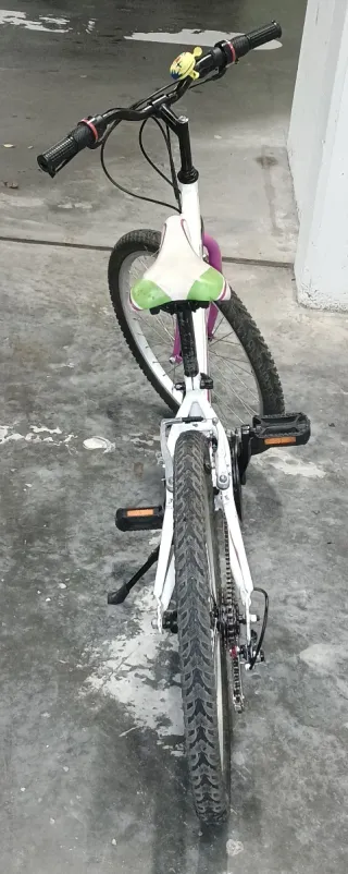 Bicicleta 24 blanca con detalles morados y verdes