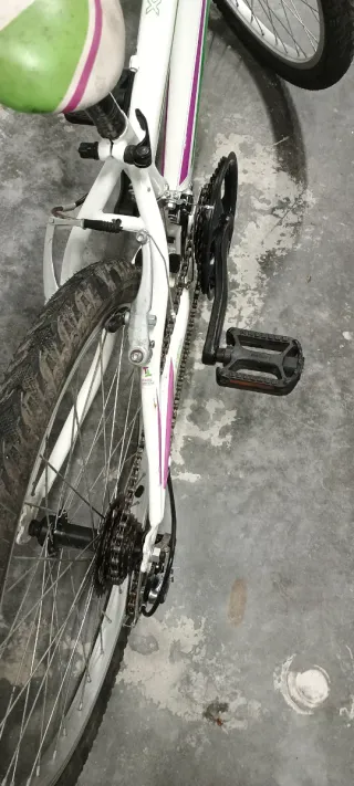 Bicicleta 24 blanca con detalles morados y verdes