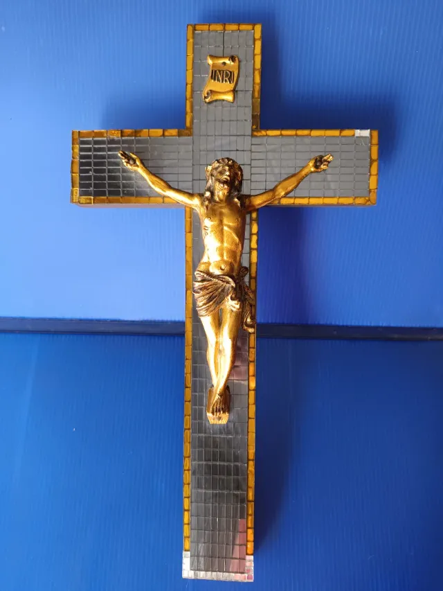 Cruz de pared con figura de Jesús