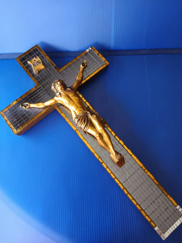 Cruz de pared con figura de Jesús