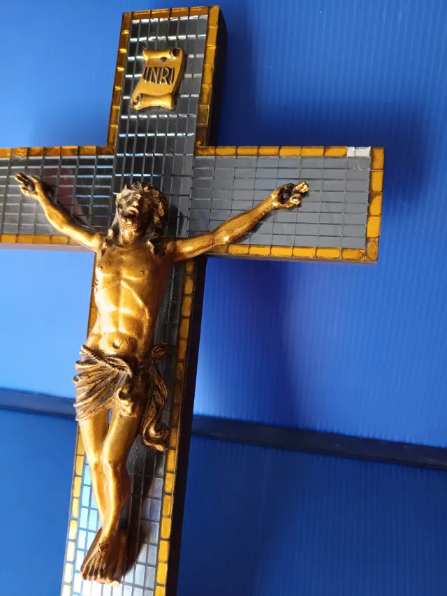 Cruz de pared con figura de Jesús