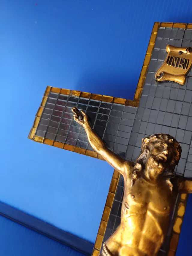 Cruz de pared con figura de Jesús