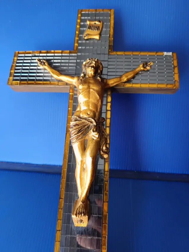 Cruz de pared con figura de Jesús