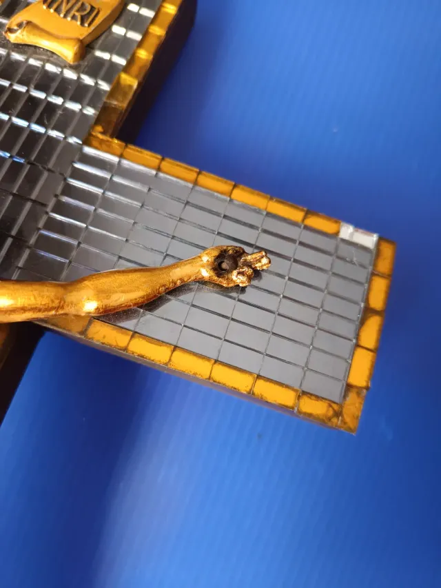 Cruz de pared con figura de Jesús