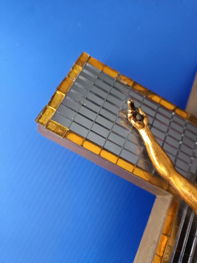 Cruz de pared con figura de Jesús