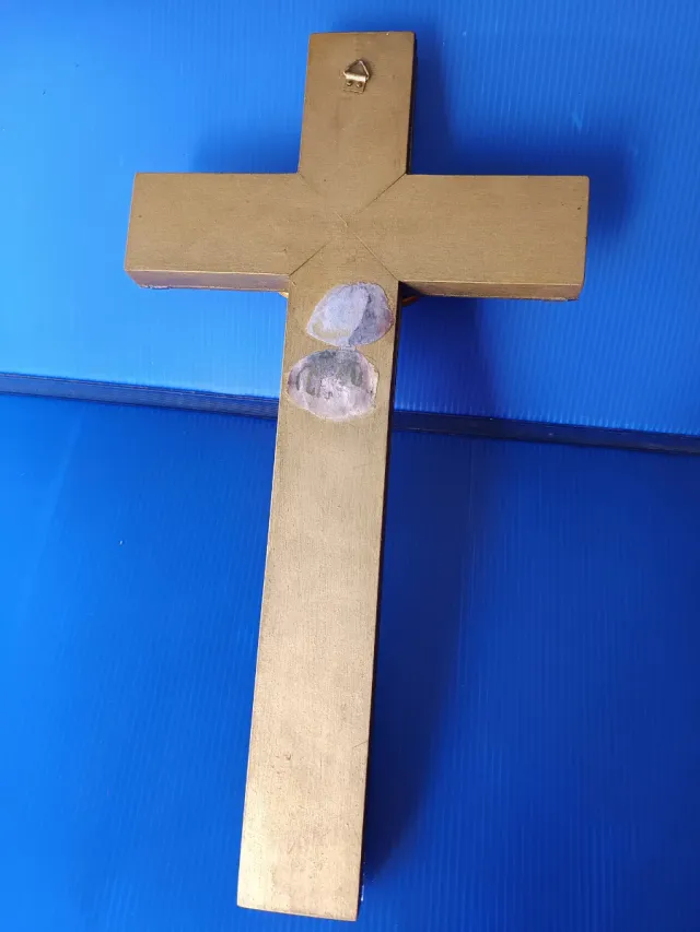 Cruz de pared con figura de Jesús