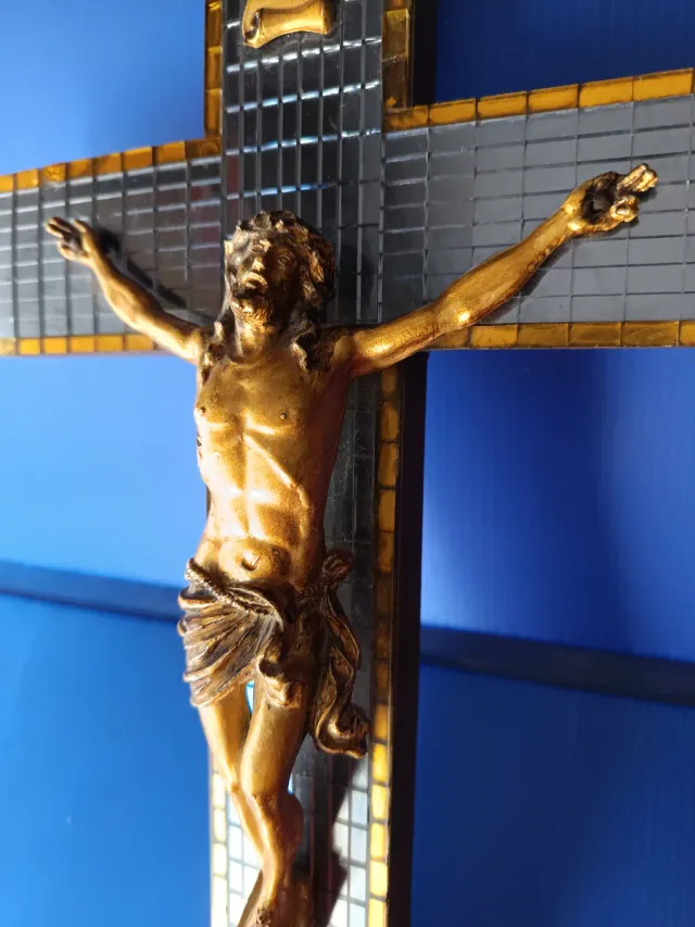Cruz de pared con figura de Jesús