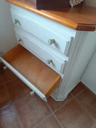 Cómoda de madera blanca y marrón