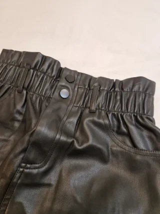 Falda efecto piel negra