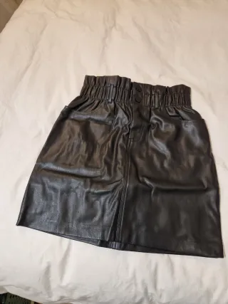 Falda efecto piel negra