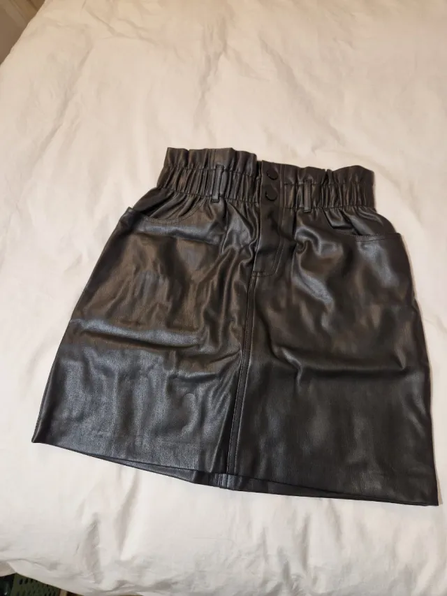 Falda efecto piel negra