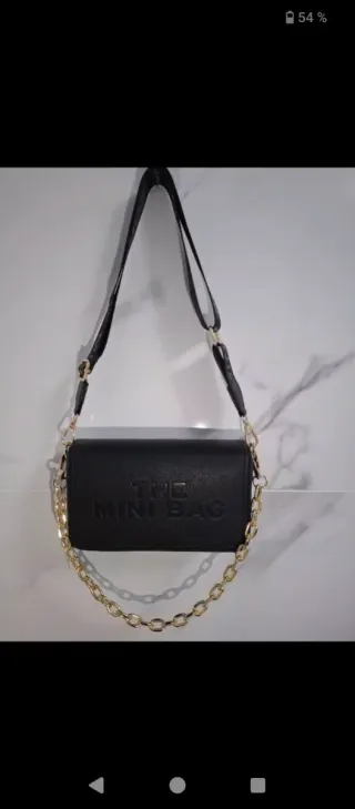 Bolso negro con cadena dorada