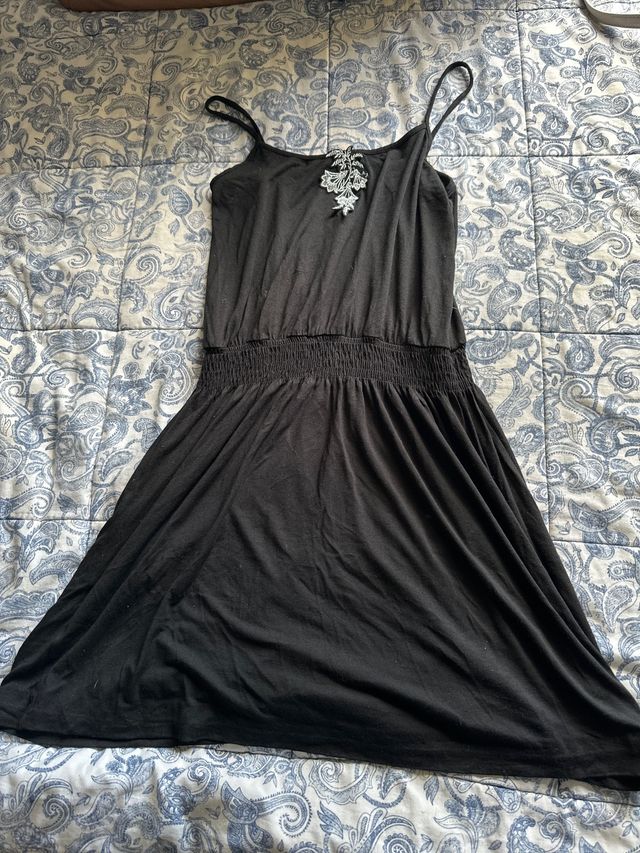 Vestido negro con tirantes y detalle