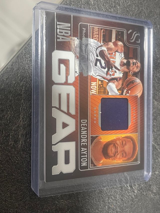 Carta NBA Deandre Ayton con parche