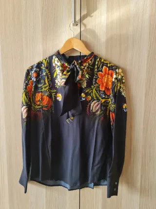 Blusa estampada floral con lazada