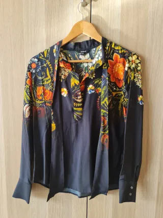 Blusa estampada floral con lazada