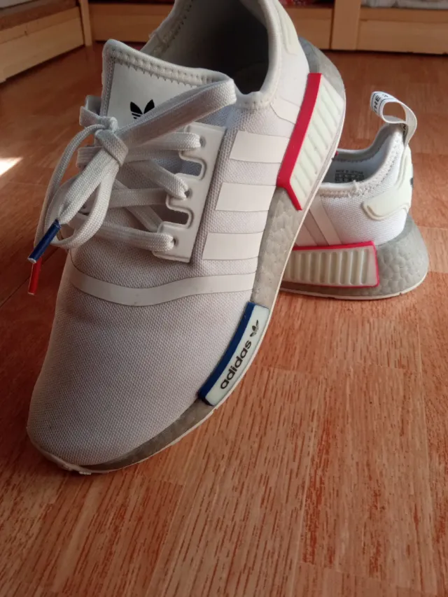 Zapatillas Adidas NMD Blancas con detalles rojos