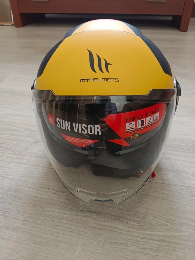 Casco de moto MT Helmets amarillo. Talla M.