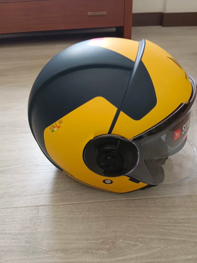 Casco de moto MT Helmets amarillo. Talla M.