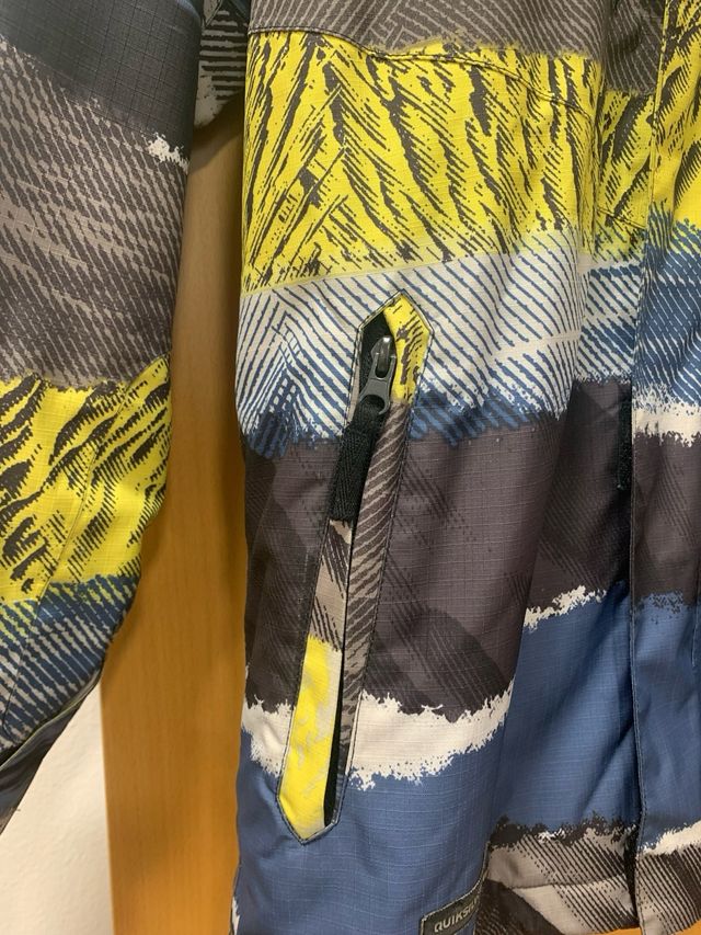 Chaqueta Quiksilver azul y amarilla