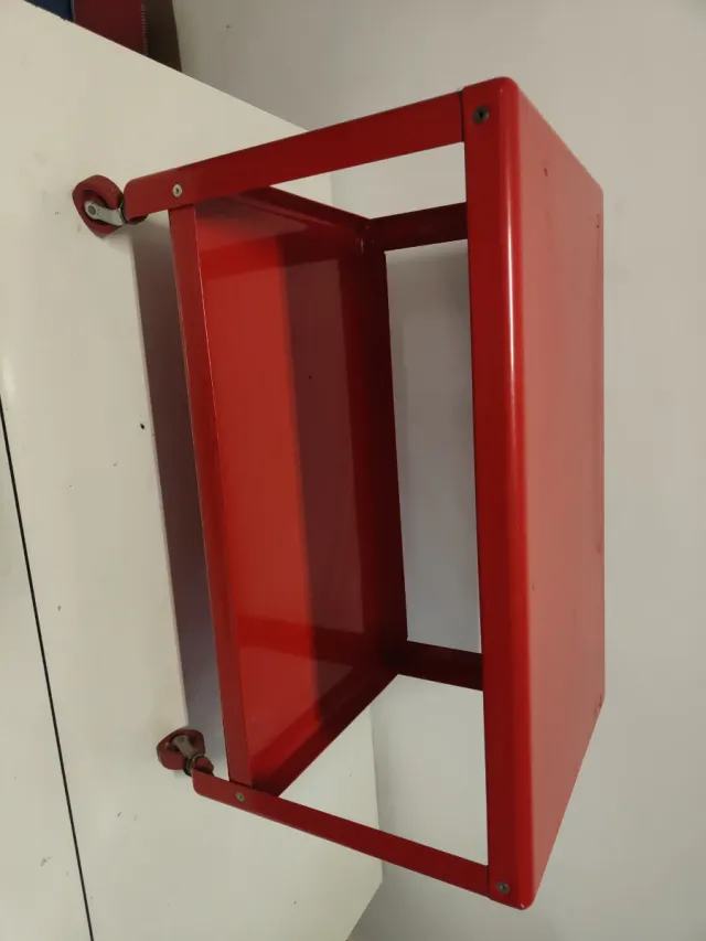 Mesita auxiliar roja metálica con ruedas