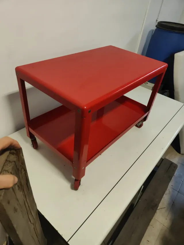 Mesita auxiliar roja metálica con ruedas