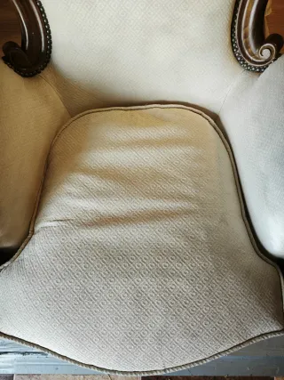 Elegante sillón antiguo madera tallada beige