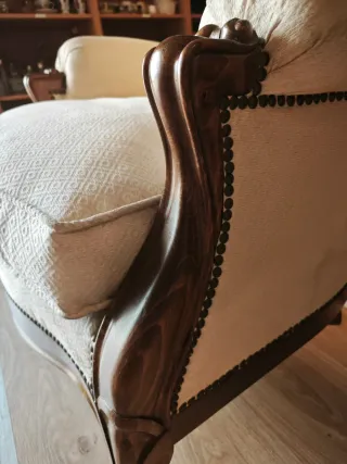 Elegante sillón antiguo madera tallada beige