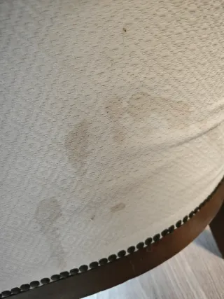 Elegante sillón antiguo madera tallada beige