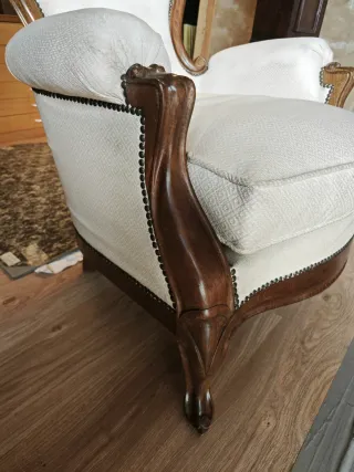 Elegante sillón antiguo madera tallada beige