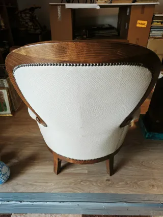 Elegante sillón antiguo madera tallada beige