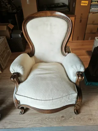 Elegante sillón antiguo madera tallada beige