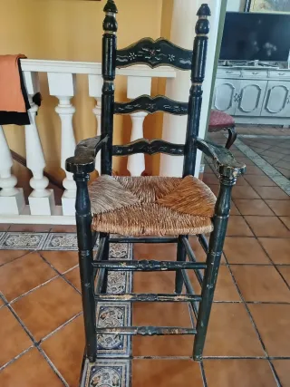 Trona de madera con asiento de esparto