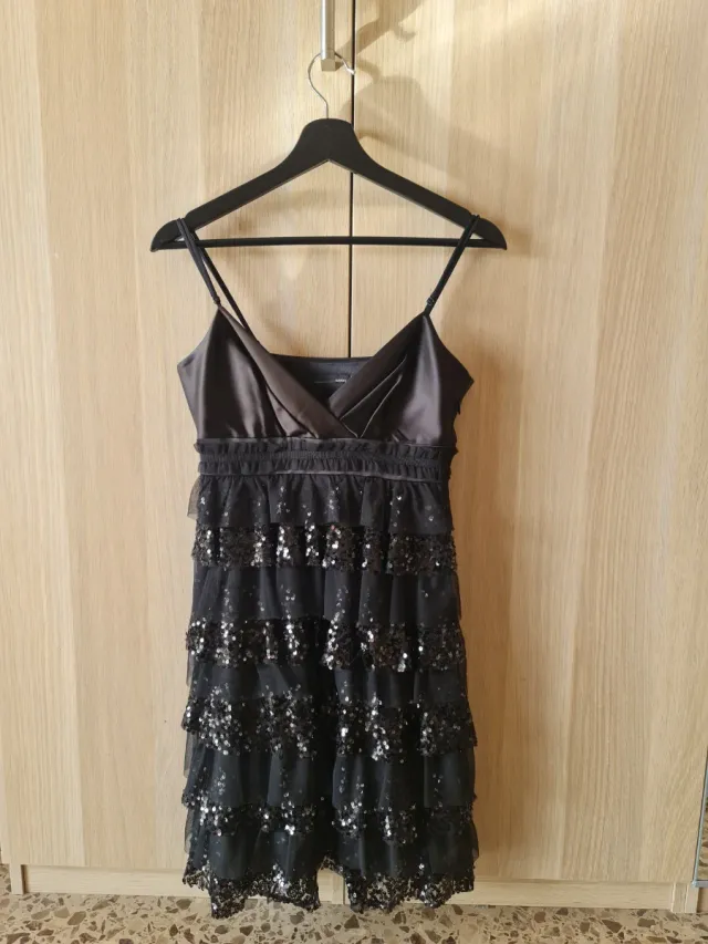 Vestido negro con volantes y lentejuelas.