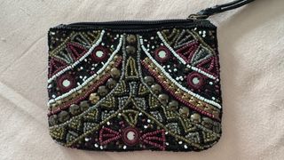 Cartera de mano con pedrería y asa