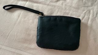 Cartera de mano con pedrería y asa