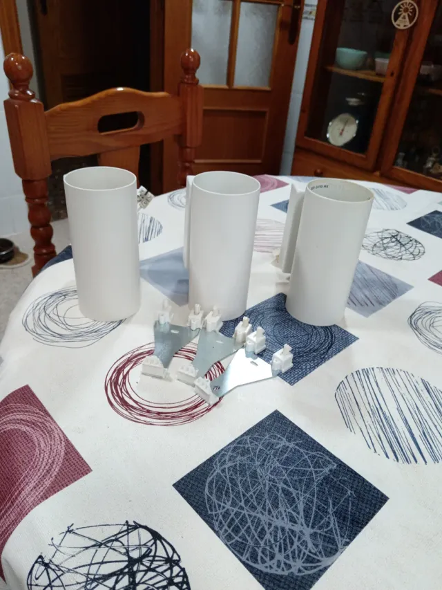 Aplique de pared de  metal en blanco.