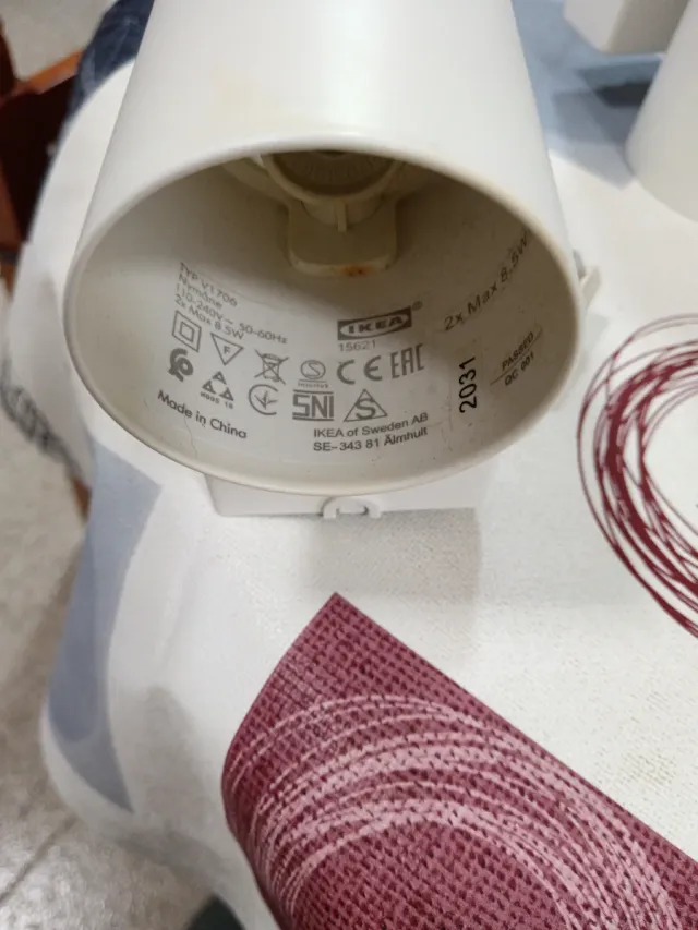 Aplique de pared de  metal en blanco.