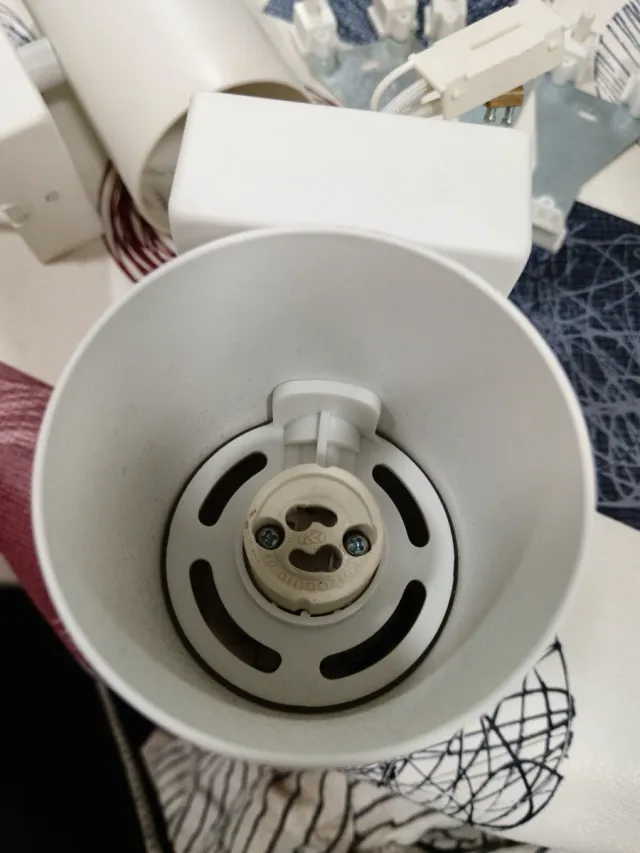 Aplique de pared de  metal en blanco.