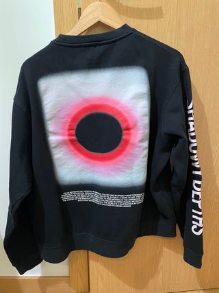Sudadera negra con estampado