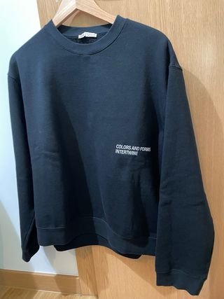 Sudadera negra con estampado