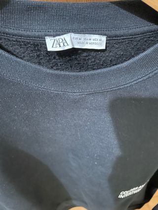 Sudadera negra con estampado