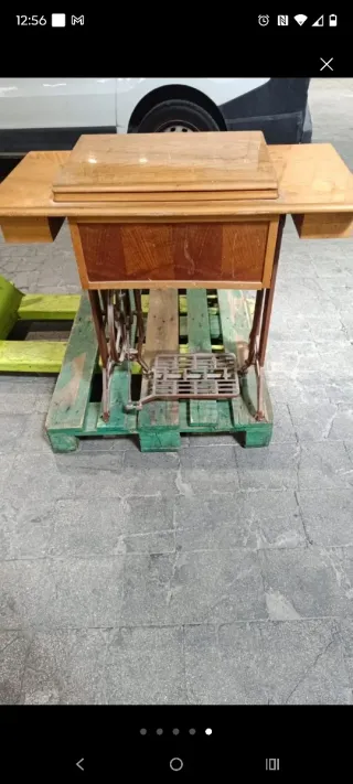 Máquina de coser antigua de madera y metal