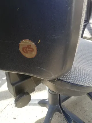 Sillas de escritorio giratorias precio de las dos.