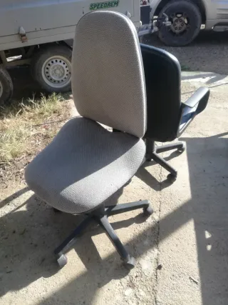 Sillas de escritorio giratorias precio de las dos.